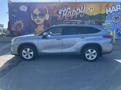 Used 2023 Toyota Highlander LE AWD/4WD image 2