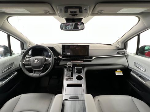 New 2026 Toyota Sienna XLE image 9