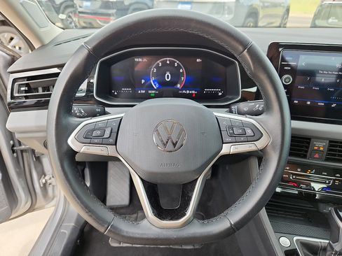 Used 2025 Volkswagen Jetta SE FWD image 16
