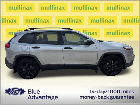 Used 2017 Jeep Cherokee Sport FWD image 2