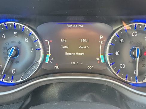 Used 2023 Chrysler Pacifica Touring-L FWD image 29