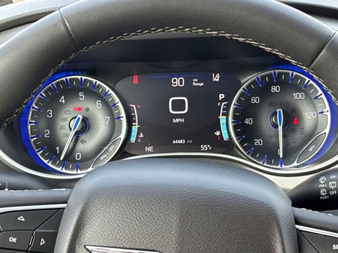 Used 2024 Chrysler Pacifica Touring-L image 29