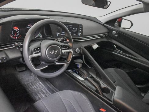 Used 2023 Hyundai Elantra SE w/ Preferred Accessory Package image 18