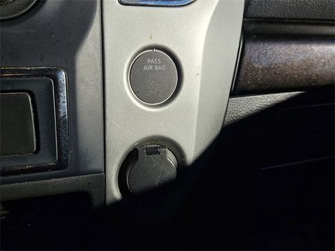 Used 2019 Nissan Titan SV image 23