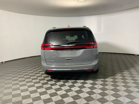 Used 2022 Chrysler Pacifica Touring-L FWD image 6