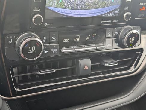 Used 2022 Toyota Highlander XLE FWD image 19