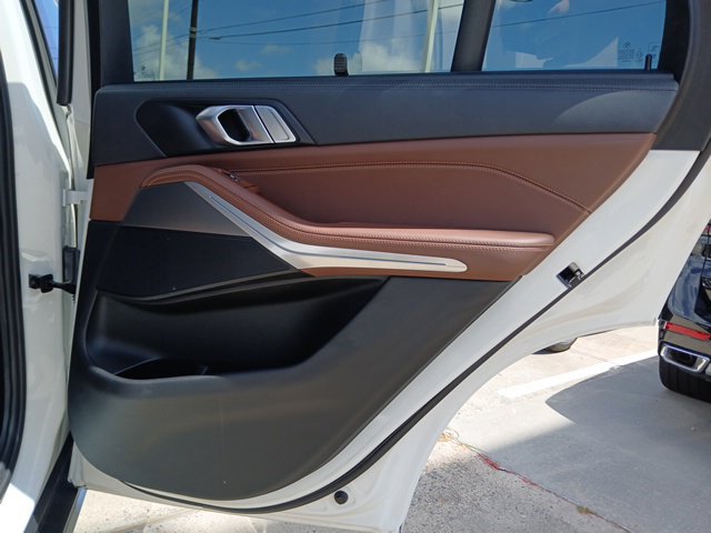 Used 2022 BMW X5 sDrive40i w/ Luxury Seating Package RWD image 11