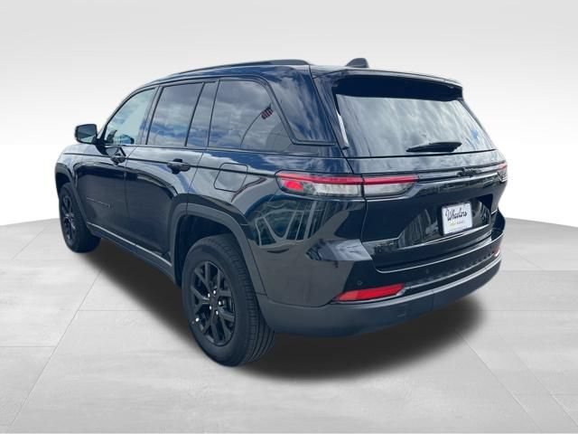 Used 2025 Jeep Grand Cherokee Altitude AWD/4WD image 8