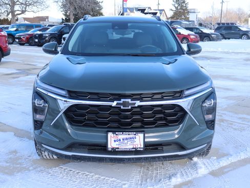 Used 2025 Chevrolet Trax LT w/ LPO, Blackout Package image 3