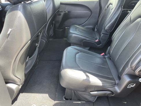 Used 2021 Chrysler Pacifica Touring-L w/ Premium & Safety Sphere Group FWD image 16