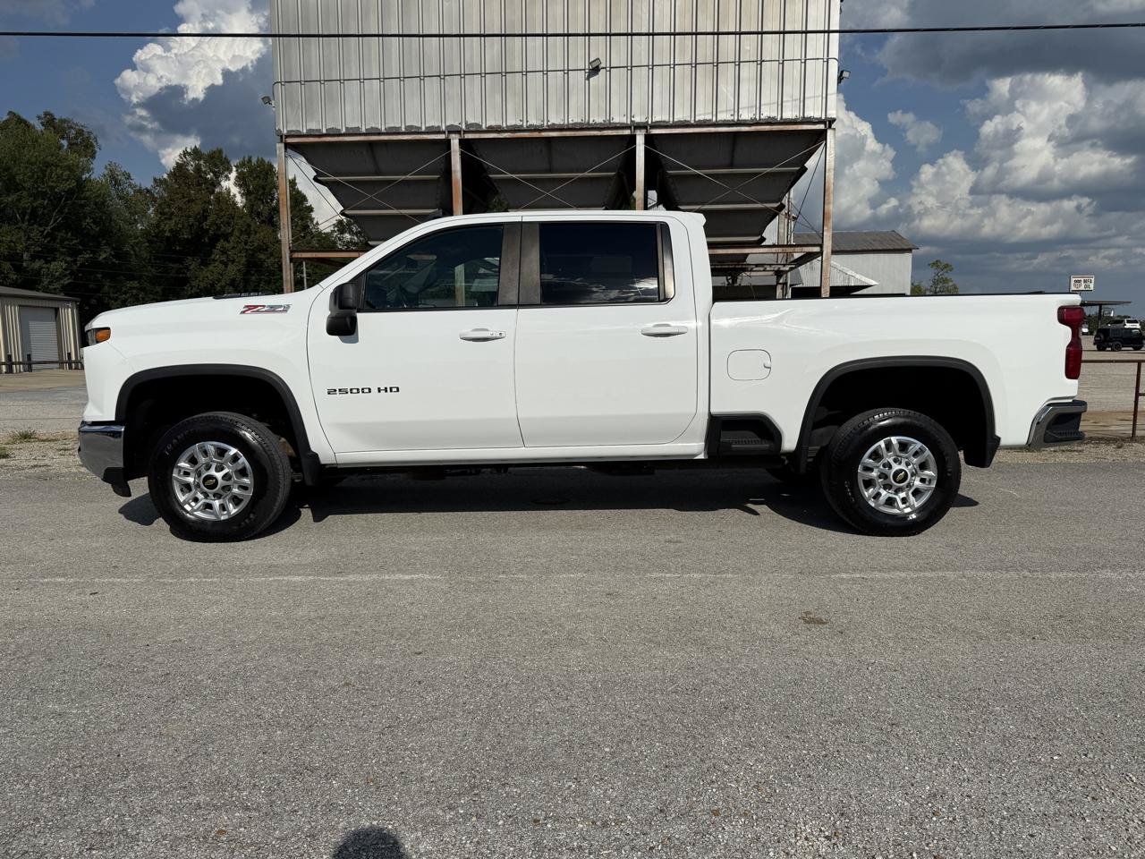 Used 2024 Chevrolet Silverado 2500 LT AWD/4WD image 2