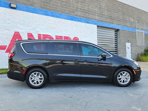 Used 2023 Chrysler Pacifica Touring-L FWD image 8