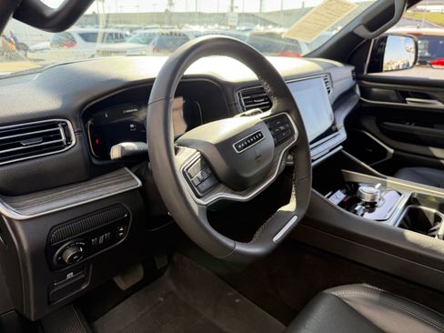 Used 2024 Jeep Wagoneer L Series III w/ Premium Group I image 40