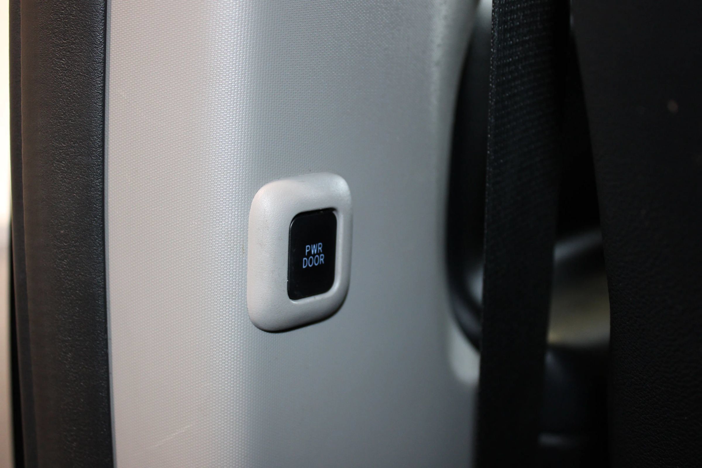 Used 2015 Toyota Sienna SE w/ SE Preferred Package FWD image 34