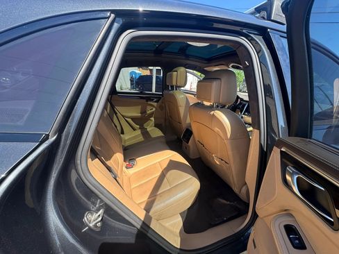 Used 2018 Porsche Macan Turbo AWD/4WD image 23