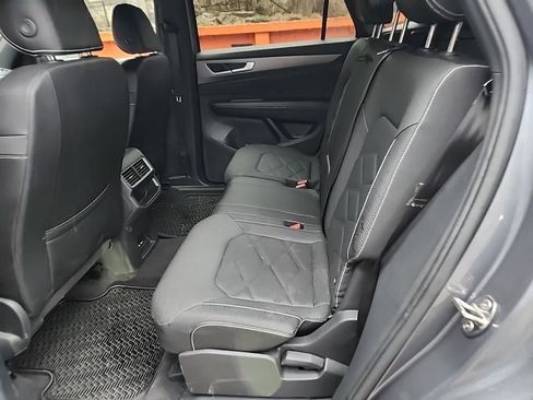 Used 2025 Volkswagen Atlas Cross Sport SE image 21