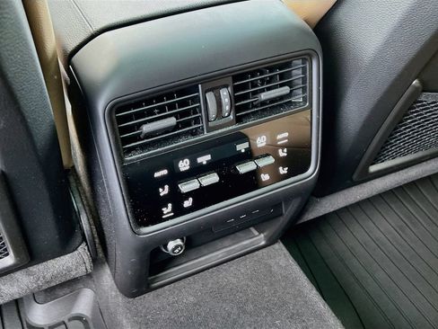 Certified 2025 Porsche Cayenne AWD/4WD image 27