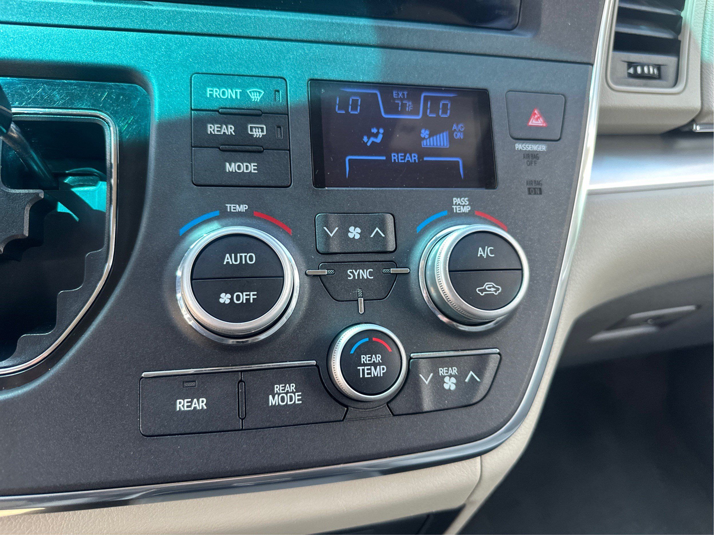 Used 2017 Toyota Sienna LE FWD image 29