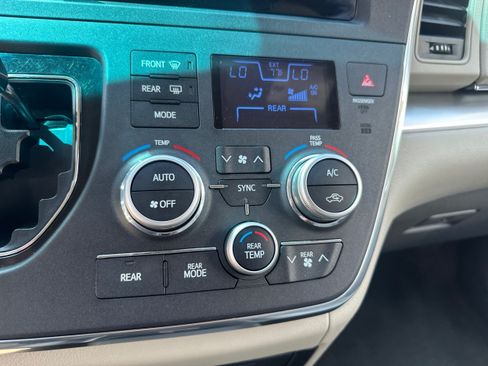 Used 2017 Toyota Sienna LE FWD image 29