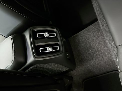 Used 2025 Volvo XC40 B5 Plus image 27