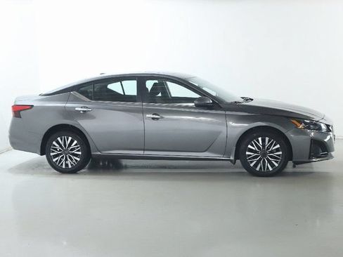 Used 2024 Nissan Altima 2.5 SV w/ SV Premium Package AWD/4WD image 11