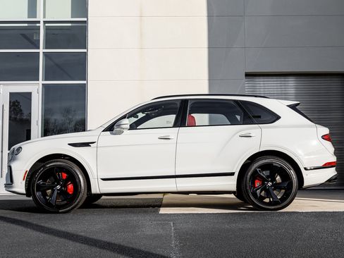 Used 2025 Bentley Bentayga image 21