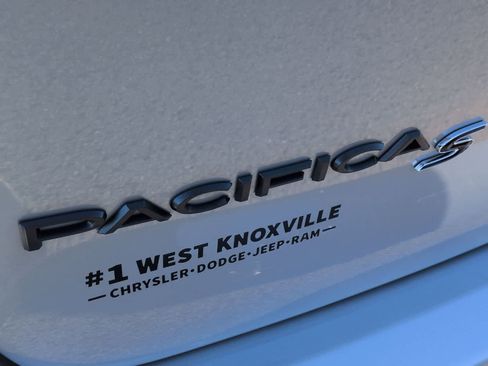 New 2026 Chrysler Pacifica Select image 5
