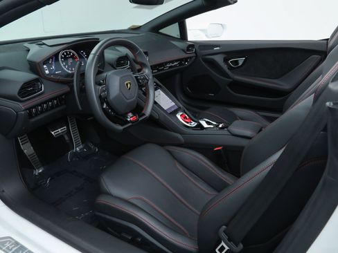 Used 2024 Lamborghini Huracan EVO image 2