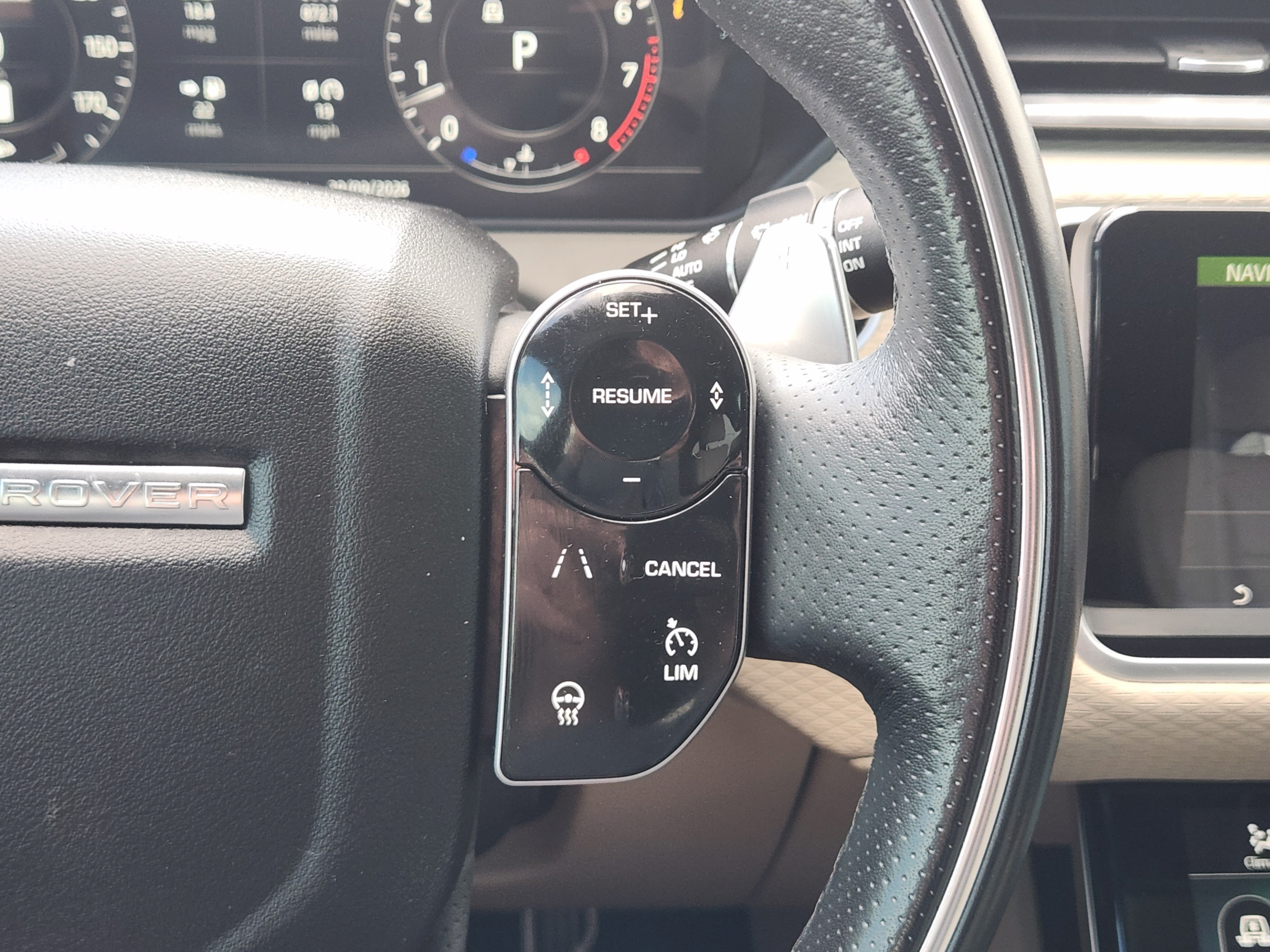 Used 2019 Land Rover Range Rover Velar R-Dynamic SE AWD/4WD image 25