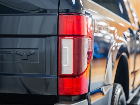 Used 2022 Ford F250 Lariat w/ Black Appearance Pkg image 7