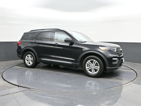 Used 2023 Ford Explorer XLT w/ Equipment Group 202A AWD/4WD image 17
