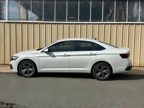 Used 2024 Volkswagen Jetta SE FWD image 2