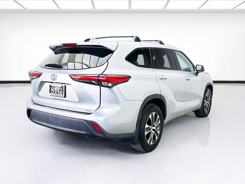 Used 2022 Toyota Highlander XLE FWD image 4