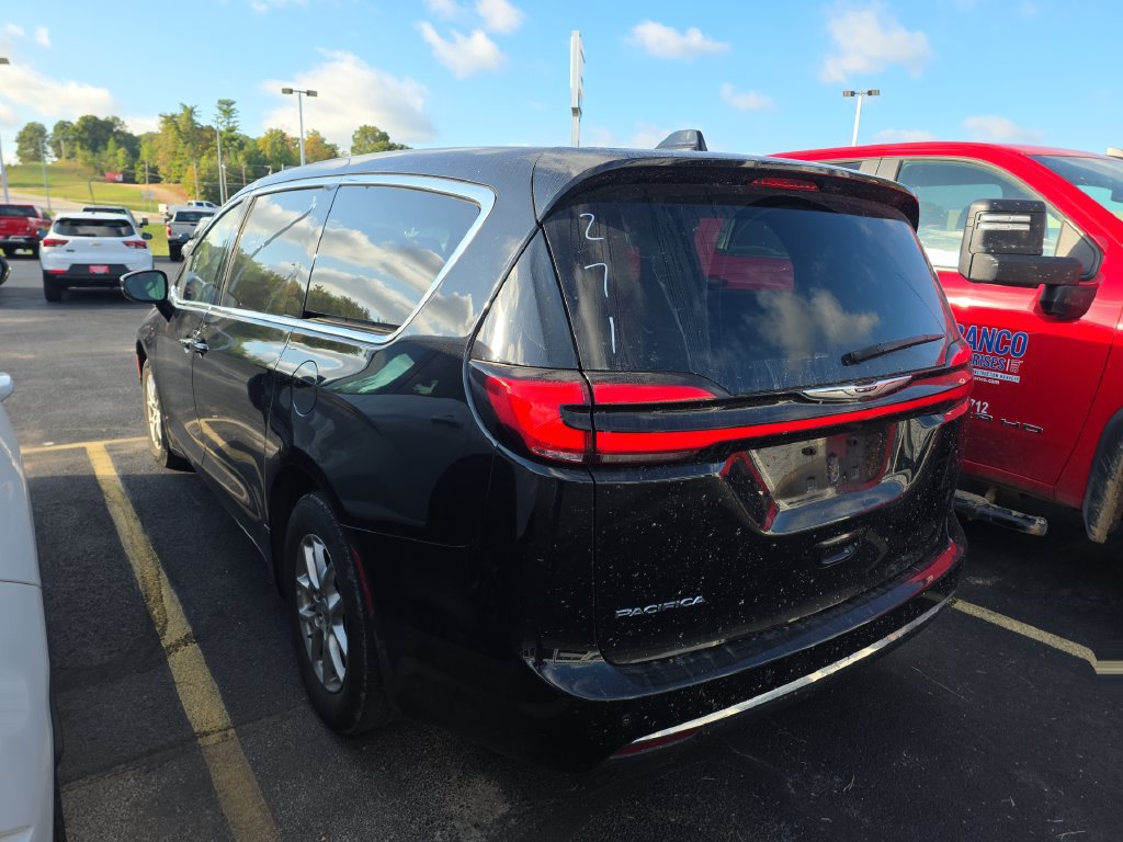 Used 2024 Chrysler Pacifica Touring-L FWD image 4