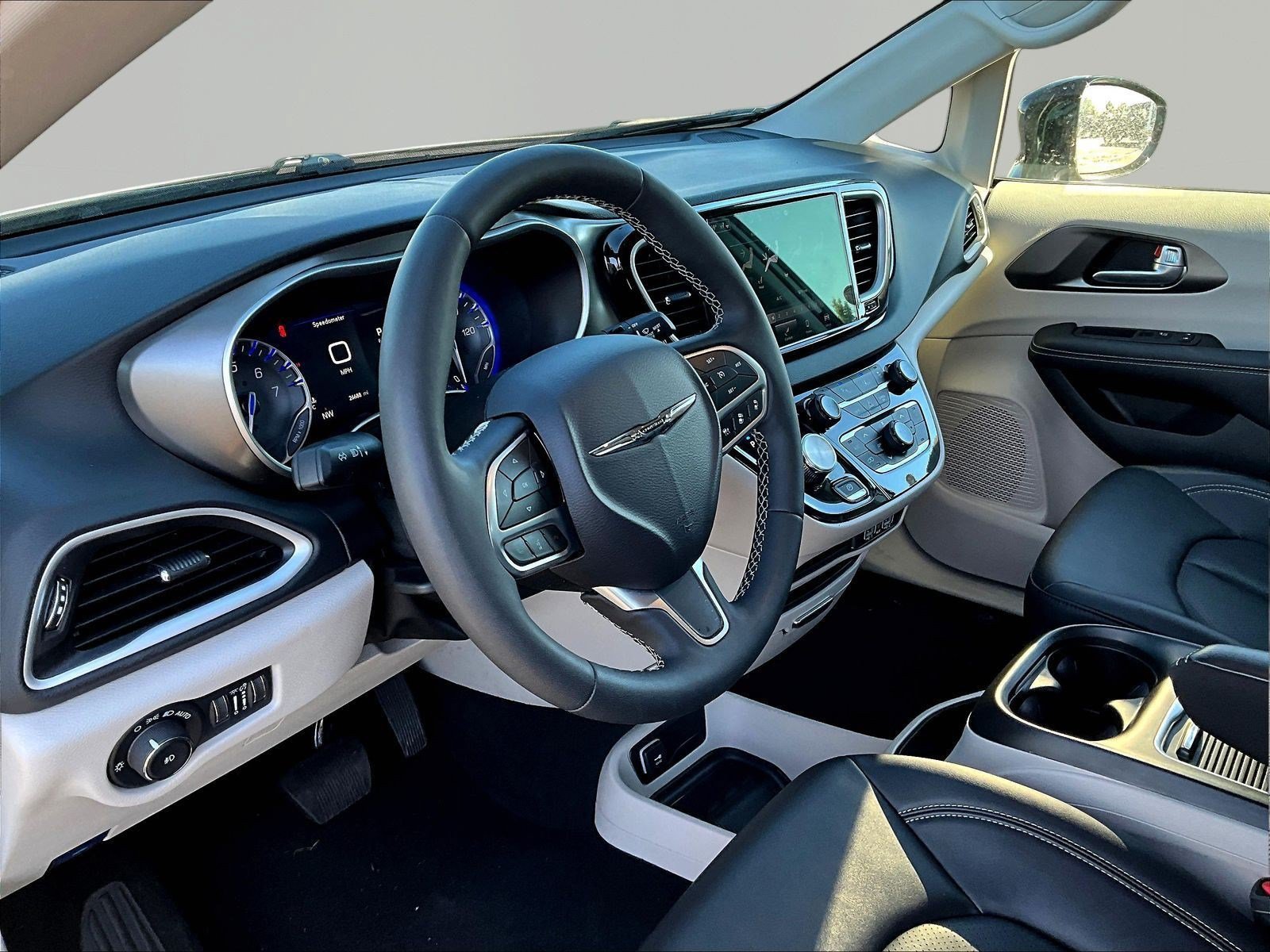 Used 2024 Chrysler Pacifica Touring-L FWD image 16