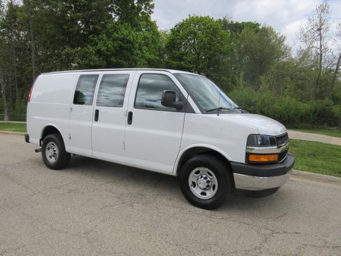 Used 2019 Chevrolet Express 2500 w/ Driver Convenience Package RWD image 3