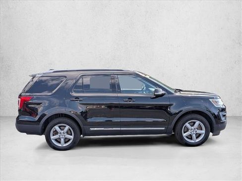 Used 2017 Ford Explorer XLT w/ Equipment Group 201A AWD/4WD image 5
