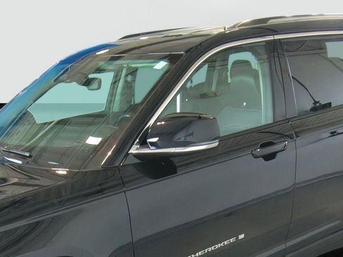 Used 2022 Jeep Grand Cherokee L Limited image 8