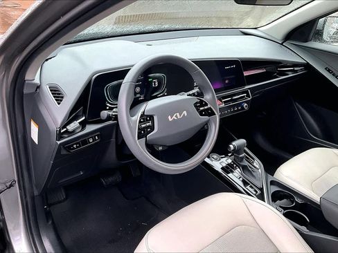 Used 2023 Kia Niro EX FWD image 18