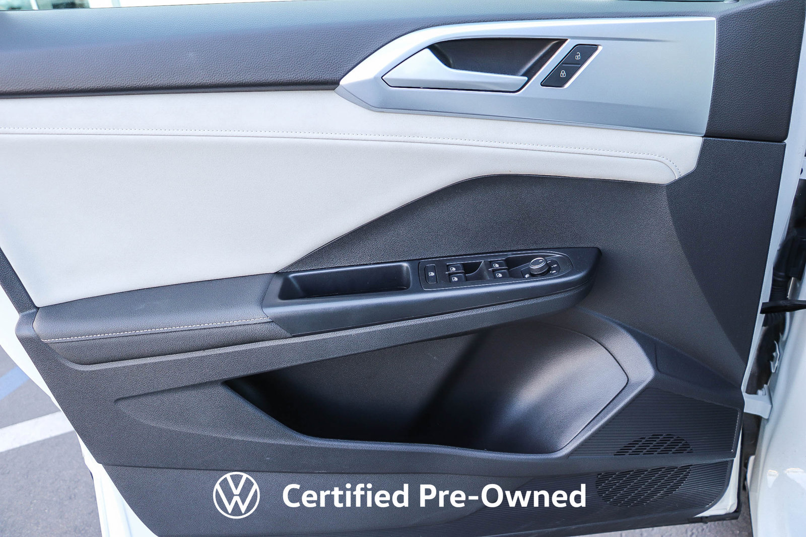 Used 2025 Volkswagen Taos SE FWD image 23