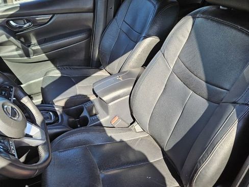 Used 2018 Nissan Rogue SL w/ Premium Package image 15