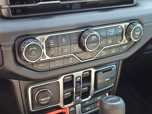 Certified 2026 Jeep Gladiator Mojave AWD/4WD image 25