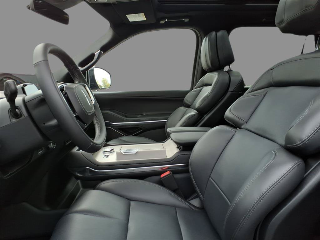 New 2025 Lincoln Navigator Reserve w/ Jet Appearance Package AWD/4WD image 5