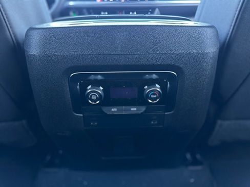 New 2026 Chevrolet Suburban LT image 21