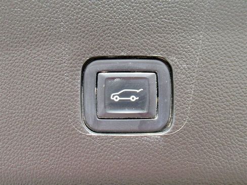 Used 2022 Chevrolet Traverse LT image 11