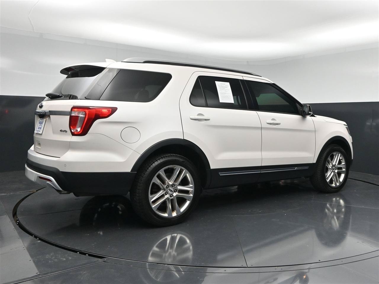 Used 2017 Ford Explorer XLT w/ Equipment Group 202A AWD/4WD image 5