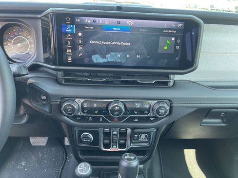 Used 2025 Jeep Wrangler Sahara image 8