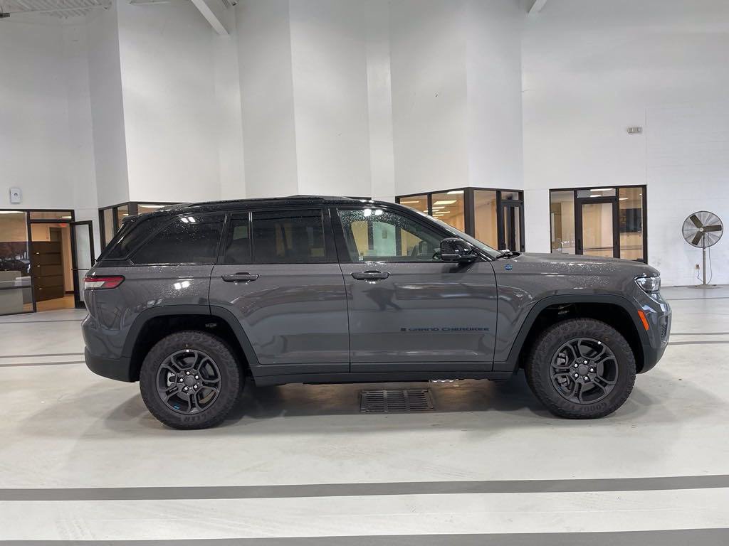 New 2024 Jeep Grand Cherokee Trailhawk w/ Advanced Protech Group II AWD/4WD image 3