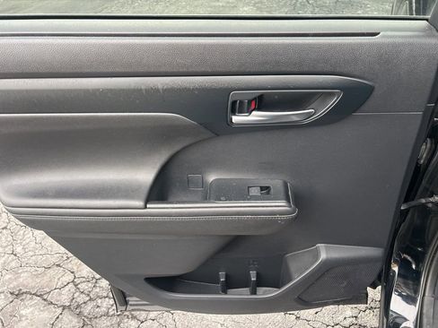 Used 2020 Toyota Highlander XLE image 32