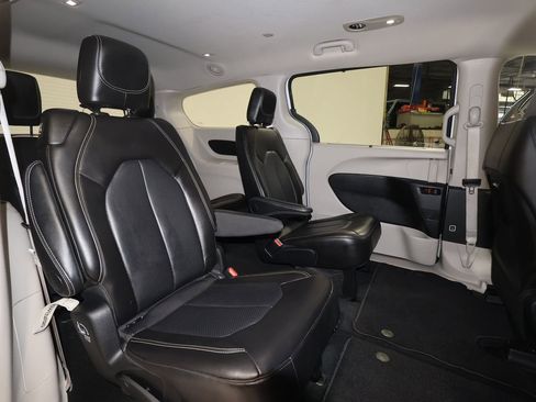 Used 2024 Chrysler Pacifica Touring-L image 22